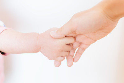 赤ちゃんの手と大人の手